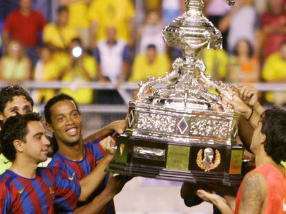 Ronaldinho y Xavi levantan el Carranza. 