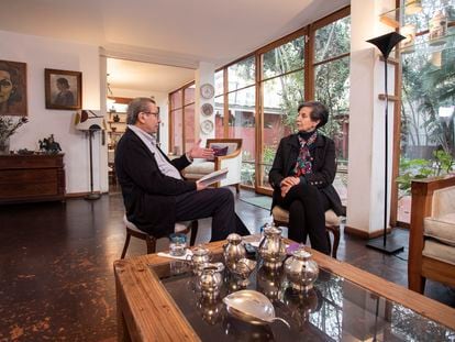 El periodista Ascanio Cavallo con la senadora Isabel Allende en Santiago, Chile el 04 de septiembre de 2023.