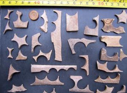 Recortes de hueso de caballo y uno de los botones encontrados junto a los animales en el yacimiento de Poblenou.