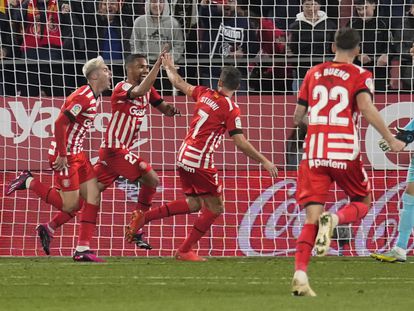 Los jugadores del Girona celebran el gol de Herrera ante la desolación de Bono.