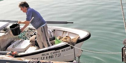 Un pescador de Algeciras se prepara para faenar.