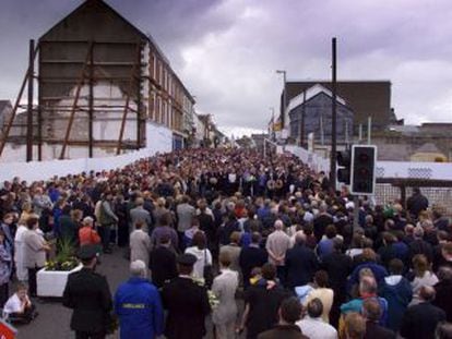 Concentraci&oacute;n en Omagh, en Irlanda del Norte, en el primer aniversario del atentado. 