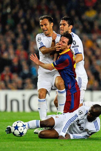Carvalho y Lass intentan parar a Messi.