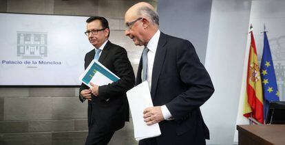 Los ministros de Economía, Román Escolano, y Hacienda, Cristóbal Montoro, el martes en la rueda de prensa posterior al Consejo. 