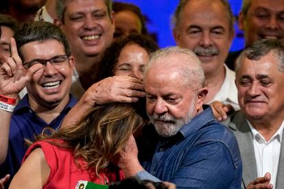 Lula abraza a su mujer durante la celebración de su triunfo.