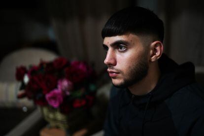 Omar Atshan, un preso palestinos de 19 años liberado el domingo por Israel, en su casa de Ramala este martes.