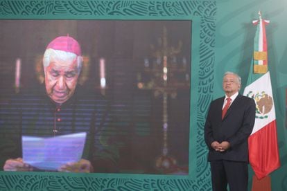 López Obrador escucha la misiva del papa Francisco leída por el cardenal Rogelio Cabrera.