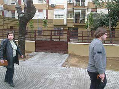 Transeúntes ante la entrada del inmueble donde vivían Josefa Fernández Loza y Juan Walls.