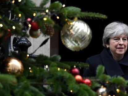 La primera ministra brit&aacute;nica, Theresa May, abandona el n&uacute;mero 10 de Downing Street para asistir a una sesi&oacute;n de control en el Parlamento brit&aacute;nico, en Londres, Reino Unido, hoy, 13 de diciembre de 2017. 