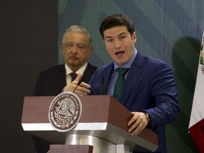 Andrés Manuel López Obrador detrás de Samuel García durante una conferencia matutina en Nuevo León, en mayo de 2022.