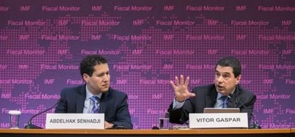 El director adjunto del departamento de Finanzas Públicas del FMI, Abdelhak Senhadji, y el director del departamento Fiscal del Fondo Monetario Internacional, Vitor Gaspar, durante la presentación del informe de Estabilidad Financiera.