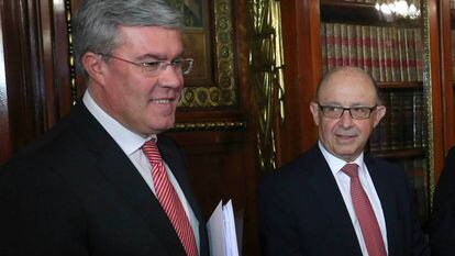 El secretario de Estado de Hacienda, José Enrique Fernández Moya, junto a Cristóbal Montoro en 2017