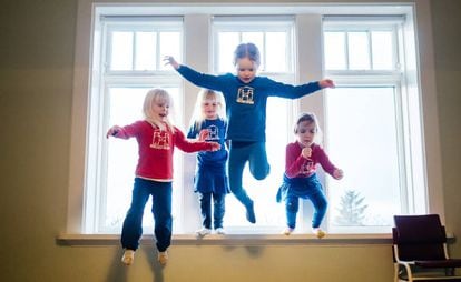 Niñas de una de las escuelas infantiles Hjalli de Islandia practican saltos.