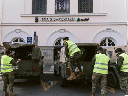 Efectivos de la U.M.E. se preparan para desinfectar la estación de tren de Vitoria-Gasteiz, en su lucha contra la propagación del coronavirus COVID-19.