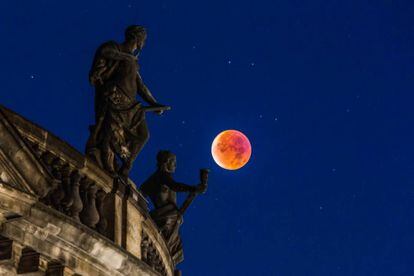 Durante el eclipse, la Luna no llegará a desaparecer del todo: se verá de un color rojizo oscuro —Luna de sangre— debido a la refracción de los rayos de luz del Sol por la atmósfera de la Tierra.