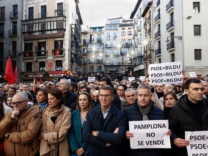 El líder del Partido Popular, Alberto Núñez Feijóo, y la secretaria general del partido, Cuca Gamarra), asistían este domingo a la concentración "Pamplona no se vende", convocada por UPN en Pamplona.