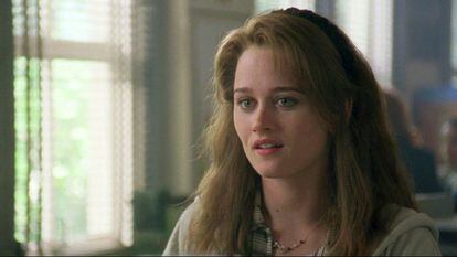 Robin Tunney (Jóvenes y brujas)

La actriz se había rapado para su papel en Empire Records y llegó sin melena a una de las cintas de culto que mejor retrata la angustia adolescente femenina. La solución que ofrecieron los estilistas de la cinta ha pasado a los anales de la historia de qué no hacer si tu personaje no tiene pelo.