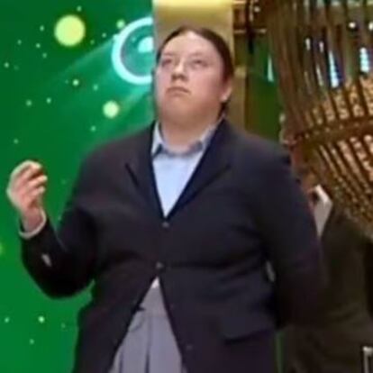 Una de las niñas de San Ildefonso se desespera durante el sorteo y su cara representa a toda España