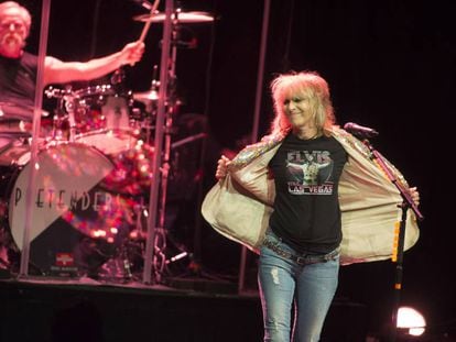 Chrissie Hynde, de The Pretenders, en su actuaci&oacute;n en el Teatro Real. Al fondo, Martin Chambers.