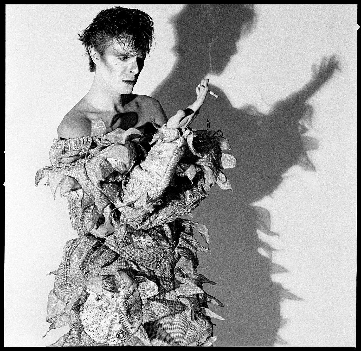 Como un Pierrot de 'after hours'. Así acabó David Bowie la sesión con Duffy para las imágenes que acompañaron el disco 'Scary monsters' (1980). La imagen forma parte de la exposición 'Bowie taken by Duffy', en Madrid.