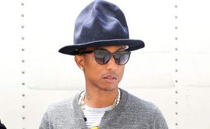 Pharrell Williams, con un sombrero diseñado por Vivienne Westwood.