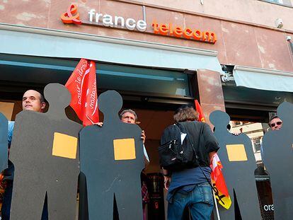 Manifestación de trabajadores de France Télécom, en Estrasburgo, por la ola de suicidios de sus trabajadores, en 2009.