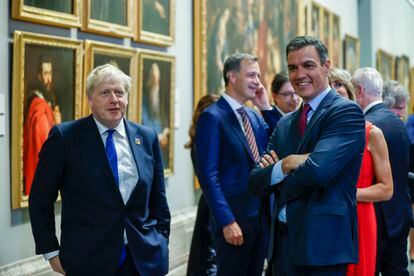 El presidente del Gobierno, Pedro Sánchez, conversa con el primer ministro británico, Boris Johnson, en la cena de trabajo de la cumbre de la OTAN en la que el mandatario español ejerce de anfitrión. 