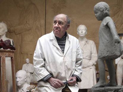El artista Francisco López Hernández, en su estudio de Madrid, en enero de 2016.