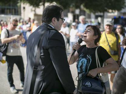 Activistas protestan en contra de la subasta de pisos  en el polígono Pedrosa de l'Hospitalet de Llobregat.