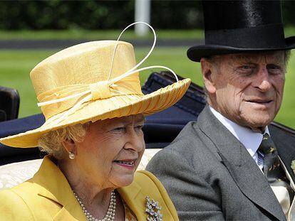 La reina Isabel y su marido, Felipe de Edimburgo, han inaugurado como todos los años la jornada hípica. La reina se ha vestido de amarillo y el duque, el tradicional chaqué gris.