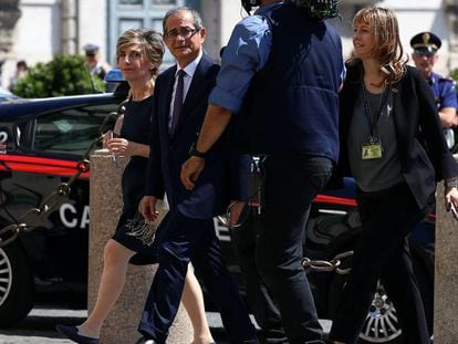 El nuevo ministro de Econom&iacute;a italiano, Giovanni Tria, el viernes llegando al Palacio del Quirinal, la residencia oficial del presidente, Sergio Mattarella, en Roma.