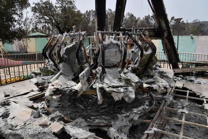Vista de una atracción quemada tras el paso de los incendios en la ciudad argelina de el-Kala, el miércoles.