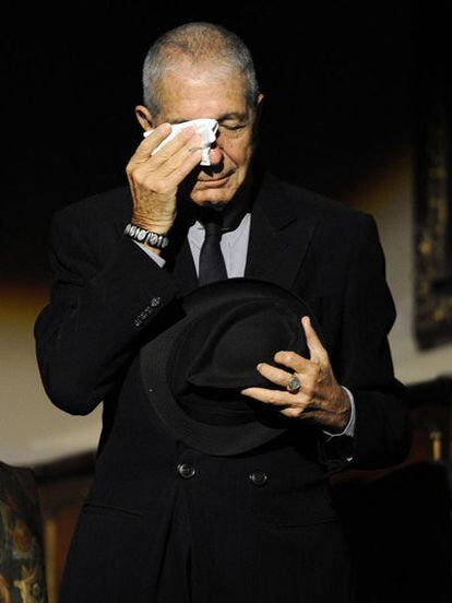 El cantante canadiense Leonard Cohen, emocionado anoche en su homenaje en Gijón.