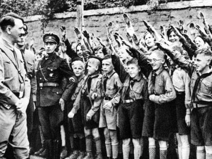Hitler passa revista a les Joventuts Hitlerianes. 