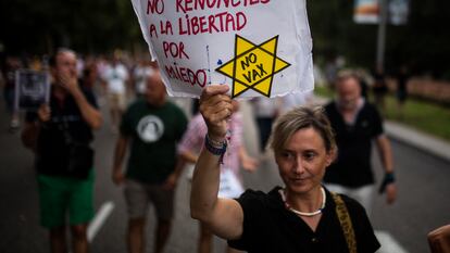 Una mujer, en una manifestación contra la vacunación contra la covid de menores, en Madrid el 14 de agosto de 2021.