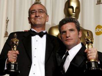 Michael Hopkins (izquierda) en 2006, recibiendo el Oscar junto a Ethan Van der Ryn por la mejor edici&oacute;n de sonido.