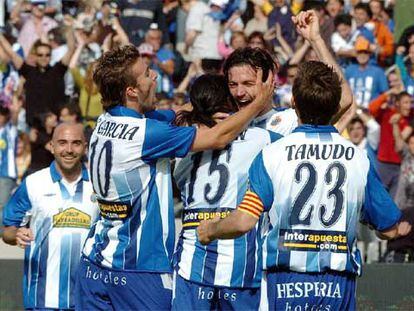 Luis García, Fredson y Tamudo (de izquierda a derecha) abrazan a Jarque tras su gol.