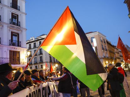 Concentración bajo el lema "Detengamos el genocidio en Gaza" celebrada este lunes frente al Ministerio de Asuntos Exteriores, en Madrid.