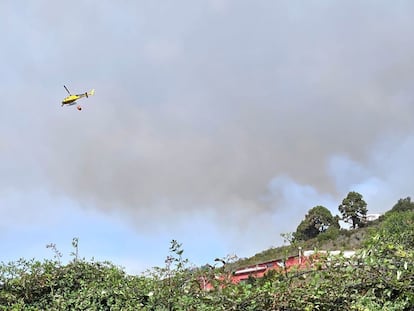 Un helicóptero en las labores de extinción tras la reactivación del incendio forestal en la zona alta de La Orotava, este miércoles.