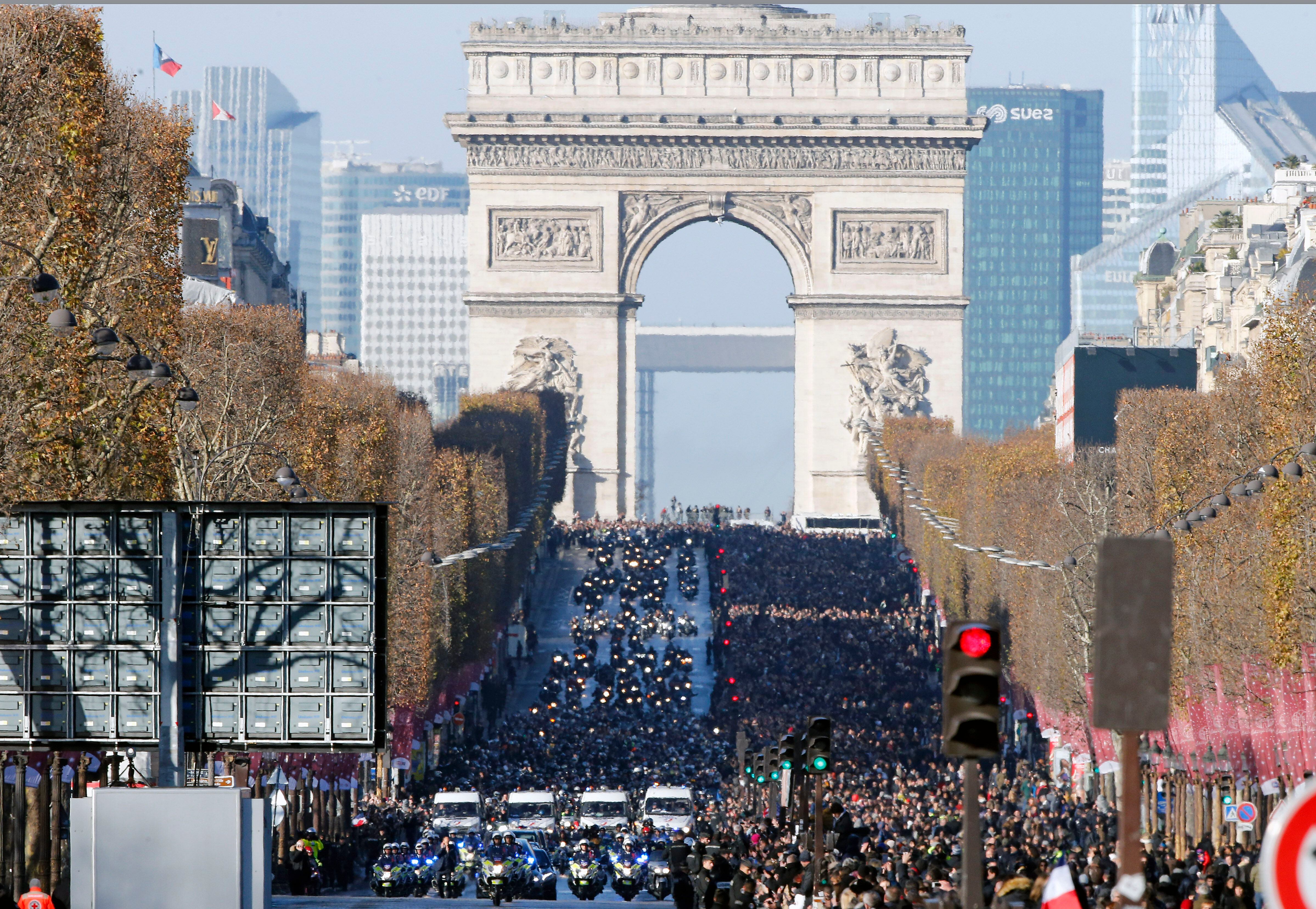 Los Campos Elíseos de París reunieron a cientoos de miles de personas en el funeral de Johnny Hallyday el 9 de diciembre de 2017.