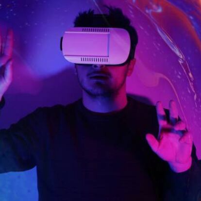 Una persona utilizando unas gafas de realidad virtual.