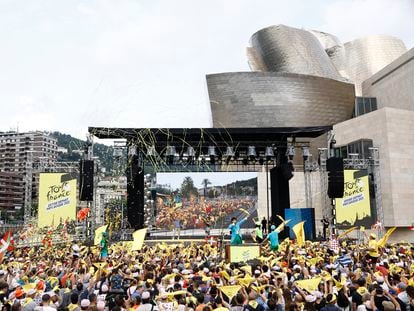 La presentación de los equipos delante del Museo Guggenheim.