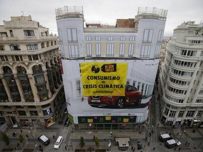 Cartel de Greenpeace en la Gran Vía.