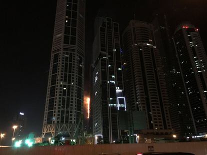 En noviembre de 2015, el fuego destrozó tres bloques residenciales en el centro de Dubái y obligó a suspender el funcionamiento de una línea de metro.