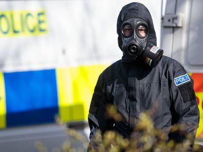 Un policía junto al lugar donde fue atacado el espía Skripal.