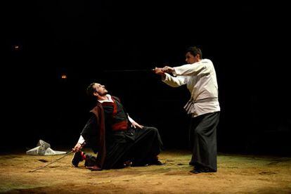 Pablo Derqui y Ernest Villegas en una escena de L&#039;orfe del clan dels Zhao, una obra cl&aacute;sica del teatro chino.