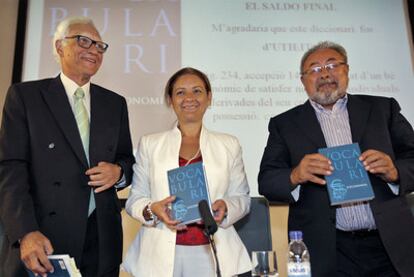 El Síndic Rafael Vicent Queralt, la presidenta de la AVL Ascensión Figueres y el académico Josep Domènech.