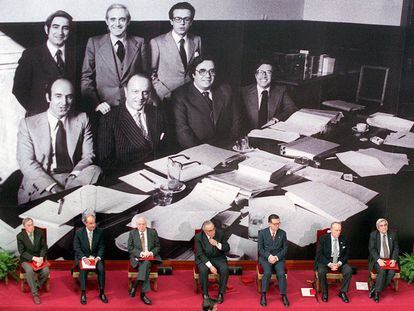 Los 'padres' de la Constitución, durante un homenaje en Madrid en 2001. De izquierda a derecha: Jordi Sole Tura, Miguel Roca, Jose Pedro Pérez Llorca, Gregorio Peces-Barba, Miguel Herrero de Miñón, Manuel Fraga y Gabriel Cisneros.