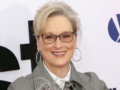 Un artista de ultra derecha llena las calles de Los Ángeles con una imagen de Streep junto a Weinstein, ambos sonrientes, y ella con los ojos cubiertos por una franja roja que reza “Ella Sabía”