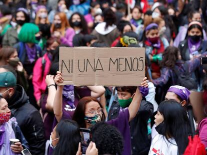 Una mujer levanta una pancarta durante una marcha feminista.
MAURICIO DUEÑAS CASTAÑEDA (EFE)
